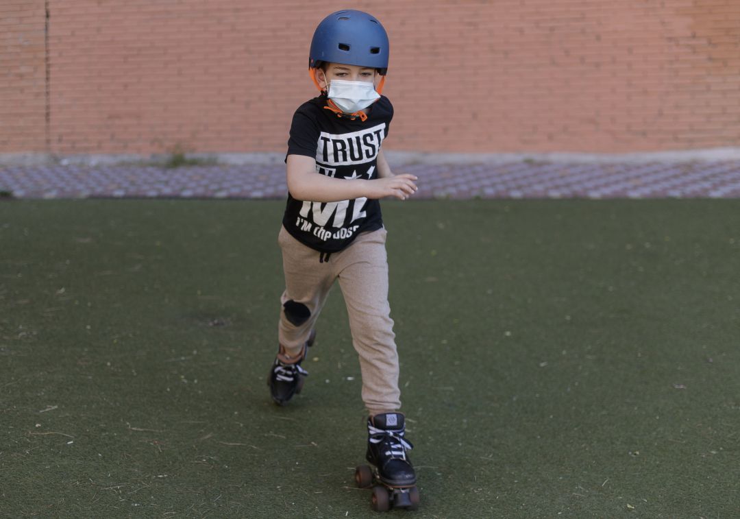 Un niño patina por la calle protegido con una mascarilla tras el anuncio realizado por el Gobierno, quien ha fijado que la utilización de cualquier tipo de mascarillas será obligatorio a partir de este jueves Un niño patina por la calle protegido con una mascarilla tras el anuncio realizado por el Gobierno, quien ha fijado que la utilización de cualquier tipo de mascarillas será obligatorio a partir de este jueves