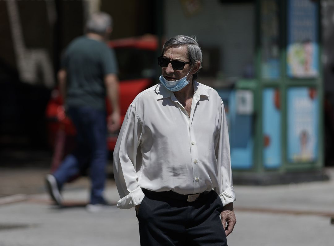 Un hombre por la calle protegido con mascarilla en Madrid Un hombre por la calle protegido con mascarilla en Madrid