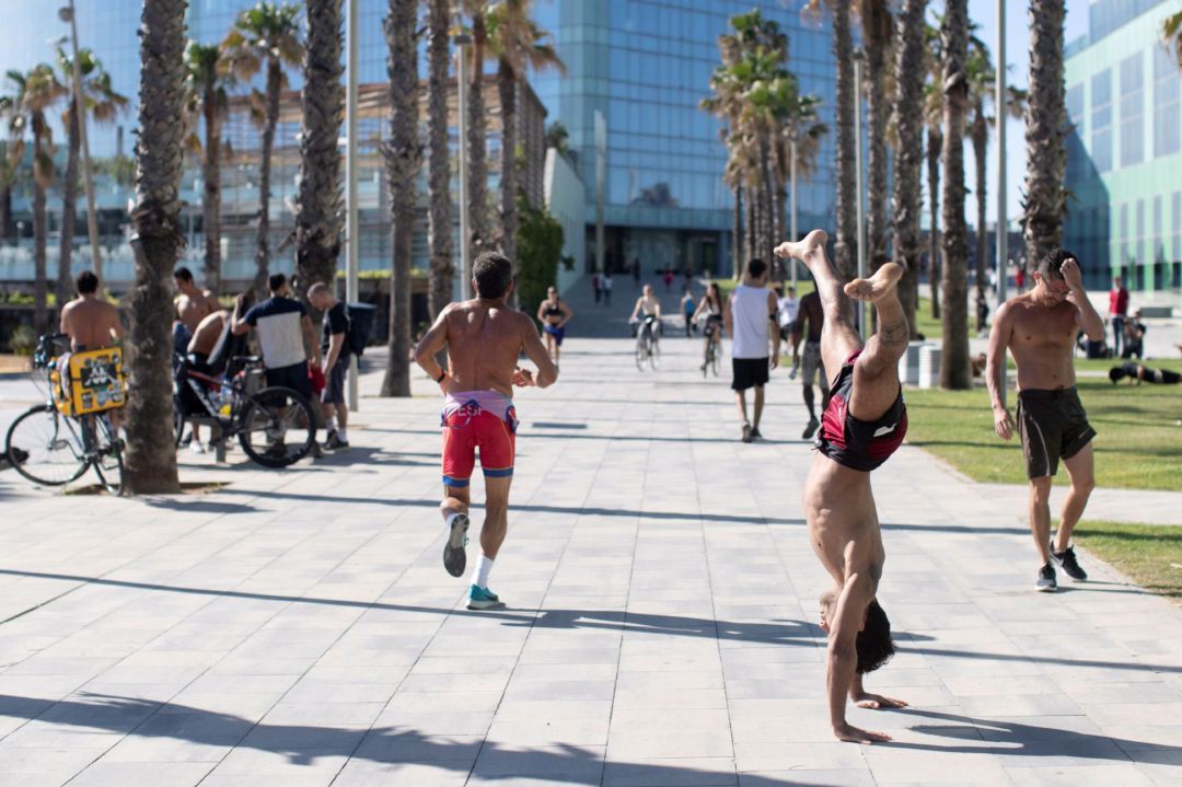 Numerosas personas hacen ejercicio en el paseo del Mare Nostrum de Barcelona, este martes, sexagésimo sexto día del estado de alarma Numerosas personas hacen ejercicio en el paseo del Mare Nostrum de Barcelona, este martes, sexagésimo sexto día del estado de alarma