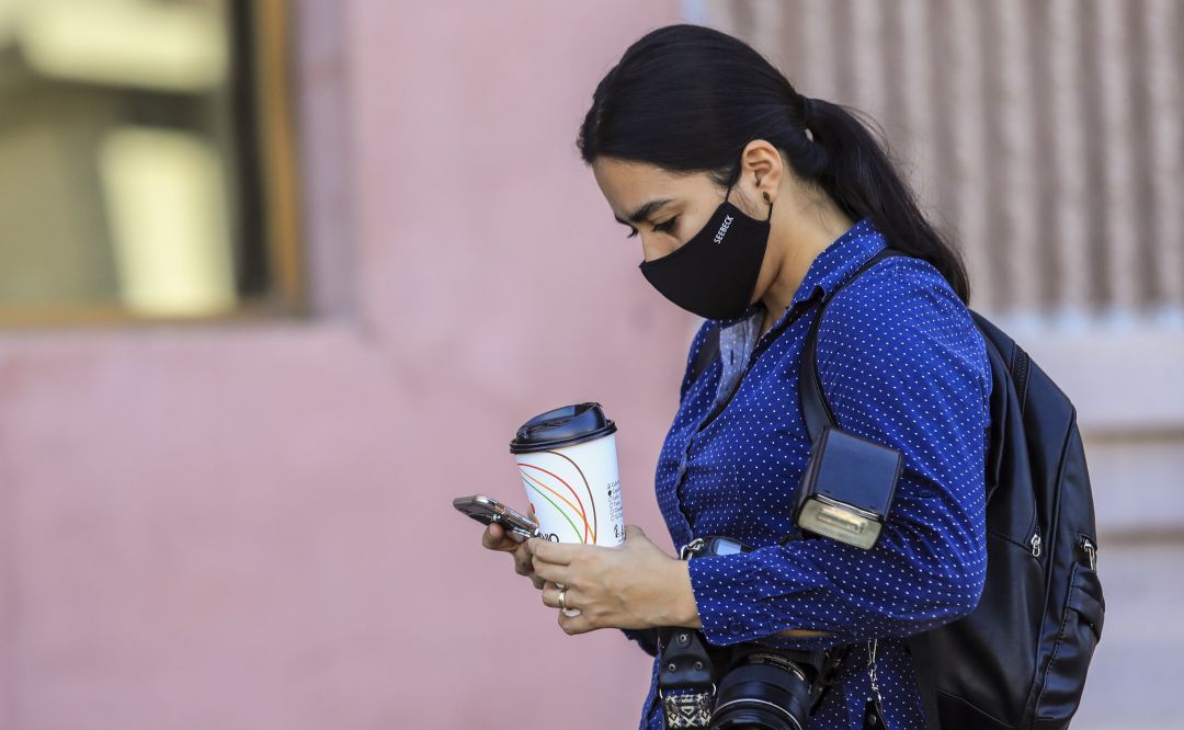 Una mujer utiliza su teléfono móvil. Una mujer utiliza su teléfono móvil.