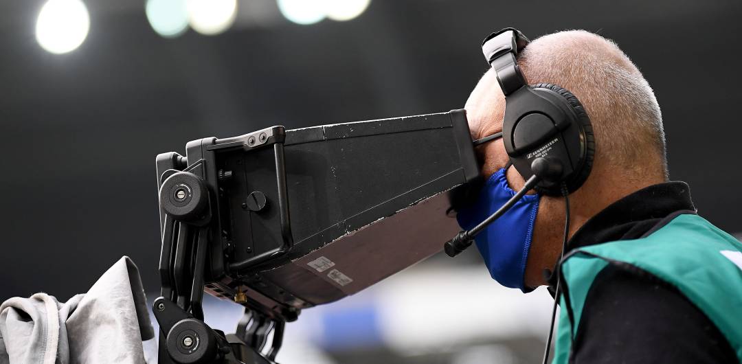 Un cámara de televisión, durante un partido de fútbol Un cámara de televisión, durante un partido de fútbol