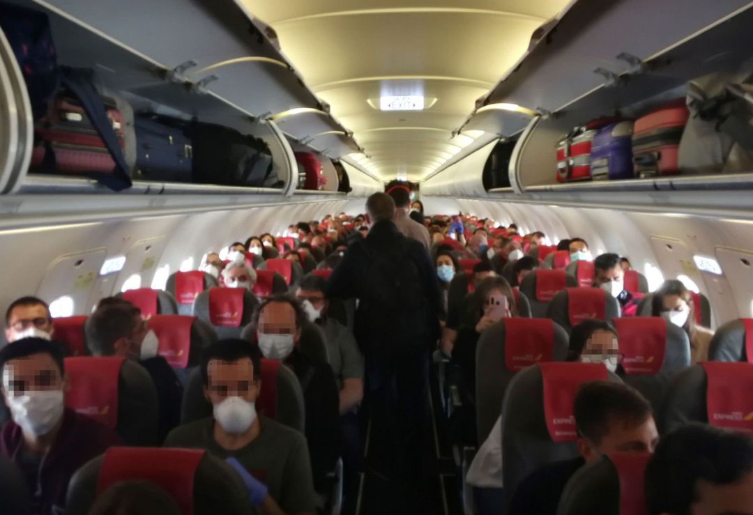 Vista del interior de la cabina del avión del vuelo de Iberia Express entre Madrid y Gran Canaria, cuyos pasajeros se quejaron de que iba prácticamente lleno, sin dejar asientos vacíos entre los viajeros. Vista del interior de la cabina del avión del vuelo de Iberia Express entre Madrid y Gran Canaria, cuyos pasajeros se quejaron de que iba prácticamente lleno, sin dejar asientos vacíos entre los viajeros.