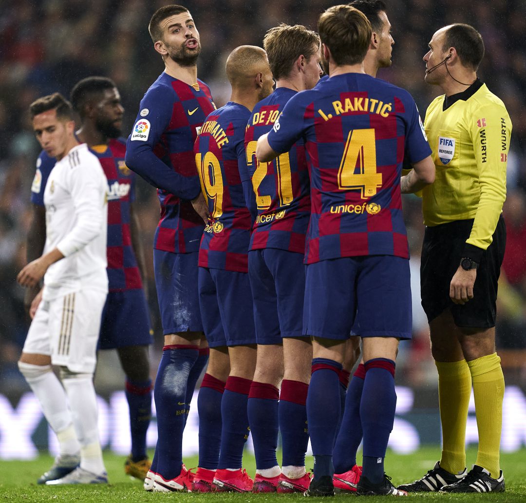 Los jugadores del Barça hablan con Mateu Lahoz durante el úlitmo Clásico. Los jugadores del Barça hablan con Mateu Lahoz durante el úlitmo Clásico.