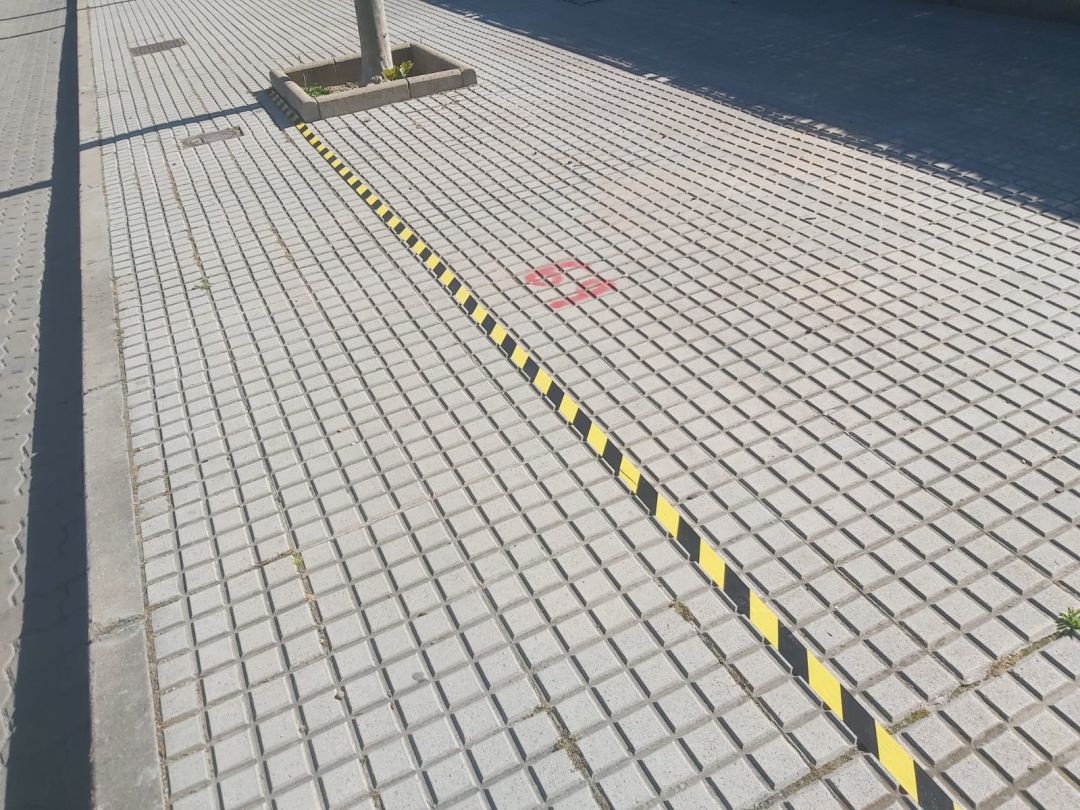 El Ayuntamiento está marcando los límites de seguridad de la zona del mercadillo El Ayuntamiento está marcando los límites de seguridad de la zona del mercadillo