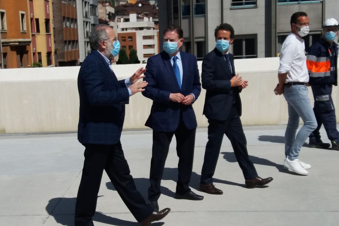 El portavoz de los promotores, José Manuel Ferreira, el alcalde, Alfredo Canteli y el concejal de urbanismo, Ignacio Cuesta, charlan animadamente durante su visita a las obras El portavoz de los promotores, José Manuel Ferreira, el alcalde, Alfredo Canteli y el concejal de urbanismo, Ignacio Cuesta, charlan animadamente durante su visita a las obras