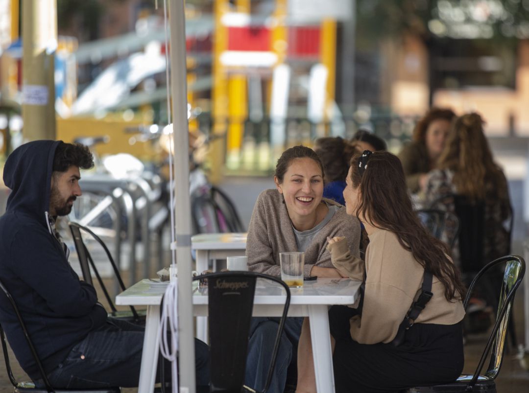 Un grupo de personas sentadas en un bar Un grupo de personas sentadas en un bar