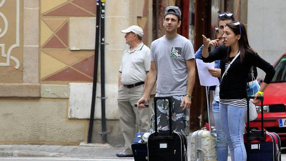 Únicamente registró 1.467 entradas de viajeros frente a las 276.415 del mismo mes del año pasado, lo que supone una caída del 99,5 %. Únicamente registró 1.467 entradas de viajeros frente a las 276.415 del mismo mes del año pasado, lo que supone una caída del 99,5 %.