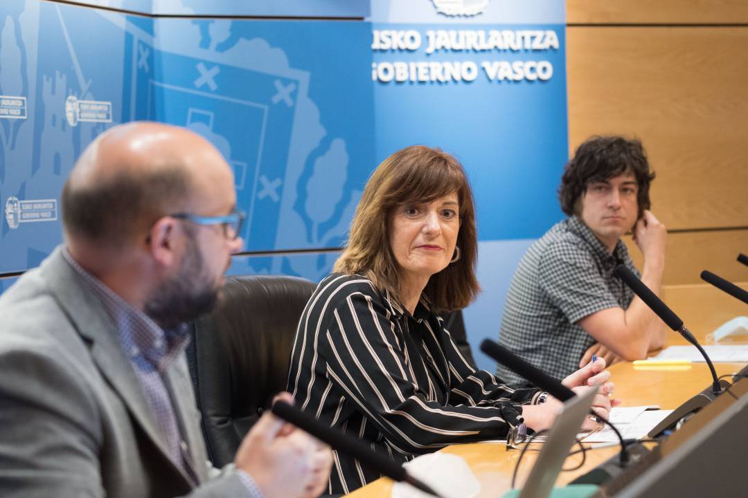 La Viceconsejera de Políticas Sociales, Lide Amilibia, flanqueada por los responsables del estudio La Viceconsejera de Políticas Sociales, Lide Amilibia, flanqueada por los responsables del estudio