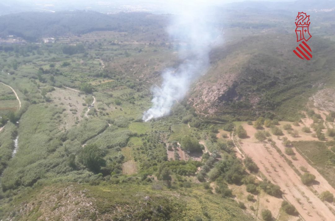 Imagen del incendio forestal en Castellnovo, esta tarde Imagen del incendio forestal en Castellnovo, esta tarde
