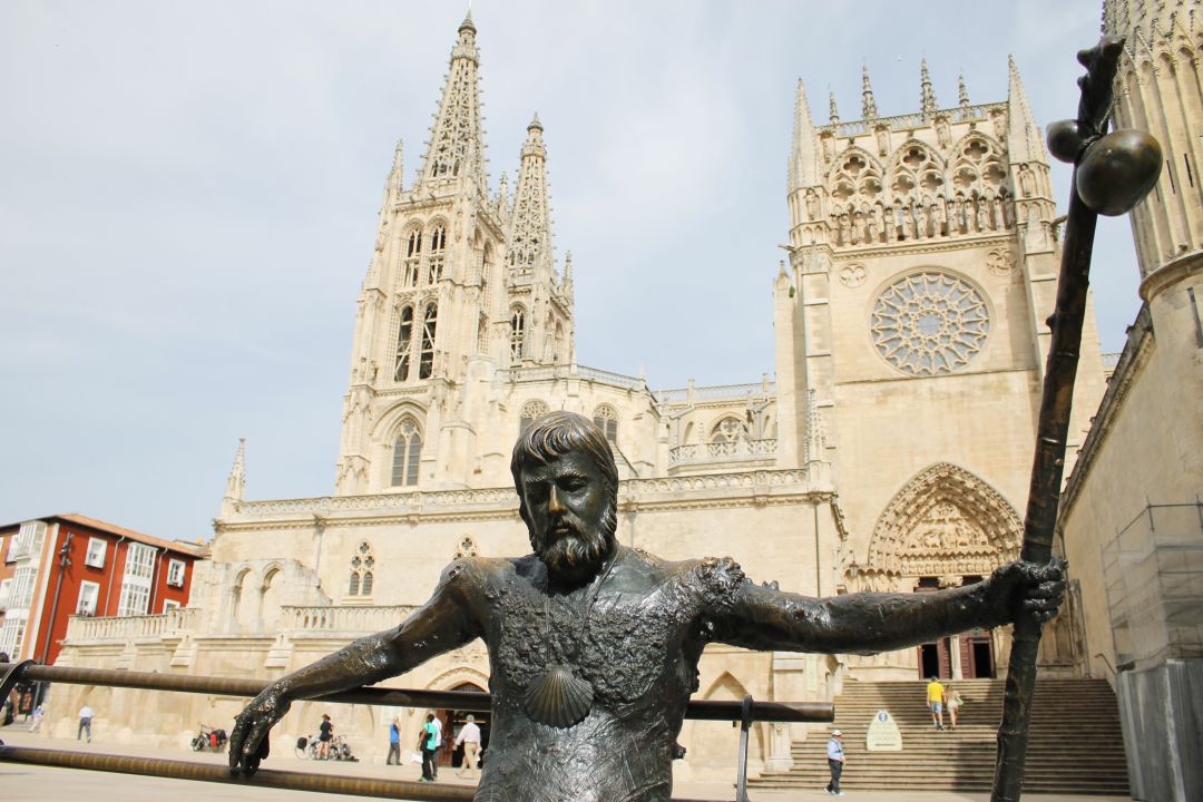 Escultura del peregrino ante la Catedral de Burgos Escultura del peregrino ante la Catedral de Burgos