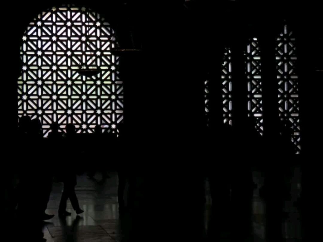 Celosía de Rafael de la Hoz vista desde el interior de la Mezquita Catedral de Córdoba Celosía de Rafael de la Hoz vista desde el interior de la Mezquita Catedral de Córdoba