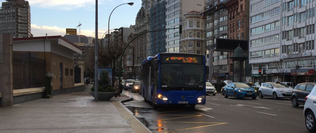 Autobús metropolitano en una parada de A Coruña Autobús metropolitano en una parada de A Coruña