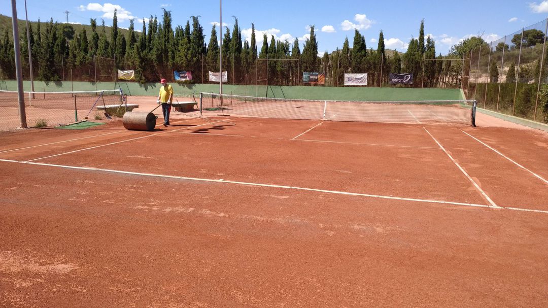 El Club Amigos del Tenis de Elda acondiciona sus instalaciones para la reapertura El Club Amigos del Tenis de Elda acondiciona sus instalaciones para la reapertura