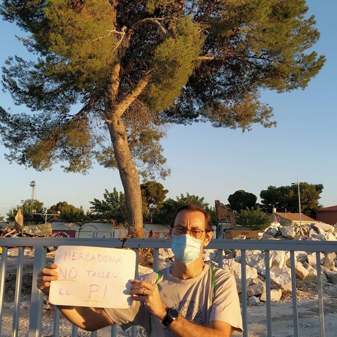 Garcia en la zona donde está ubicada el pino junto al cartelito de su campaña Garcia en la zona donde está ubicada el pino junto al cartelito de su campaña