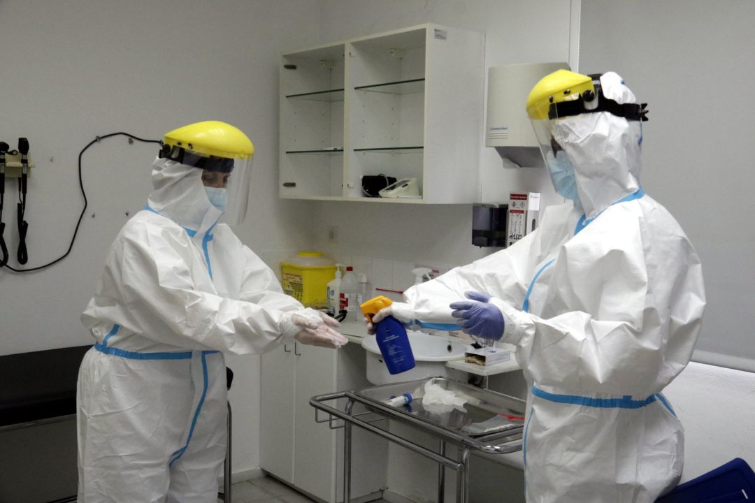 Professionals d'un CAP de Girona desinfectant els guants després d'extreure mostres per a la prova PCR Professionals d'un CAP de Girona desinfectant els guants després d'extreure mostres per a la prova PCR