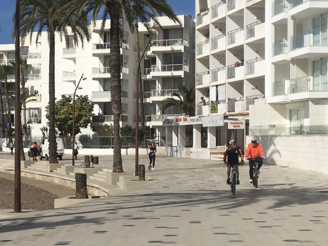 Ciclistas en el paseo de ses Figueretes Ciclistas en el paseo de ses Figueretes