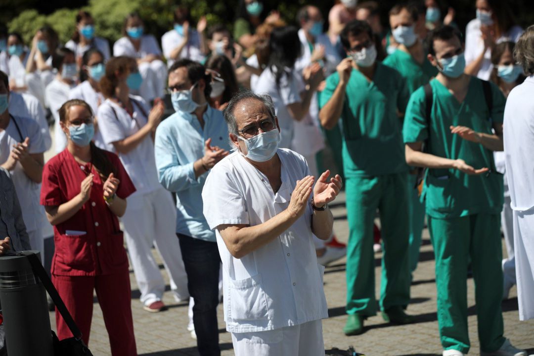 Decenas de sanitarios del Hospital Universitario de La Paz de Madrid despiden con un acto este martes, a los residentes de cuarto año de este centro hospitalario de la capital española, en el entorno del Covid 19. Decenas de sanitarios del Hospital Universitario de La Paz de Madrid despiden con un acto este martes, a los residentes de cuarto año de este centro hospitalario de la capital española, en el entorno del Covid 19.