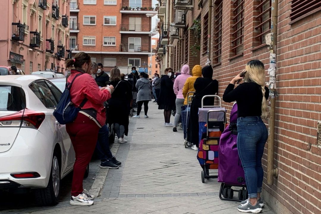Vista de la fila de clientes que aguardan su turno para entrar al economato de Cáritas en el distrito madrileño de Tetuán. Vista de la fila de clientes que aguardan su turno para entrar al economato de Cáritas en el distrito madrileño de Tetuán.