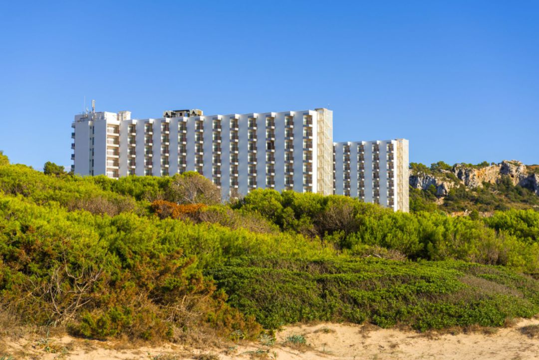 Els hotels de Son Bou es podrien beneficiar del Decret Llei del Govern per ampliar el seu espai en un 15%. Els hotels de Son Bou es podrien beneficiar del Decret Llei del Govern per ampliar el seu espai en un 15%.
