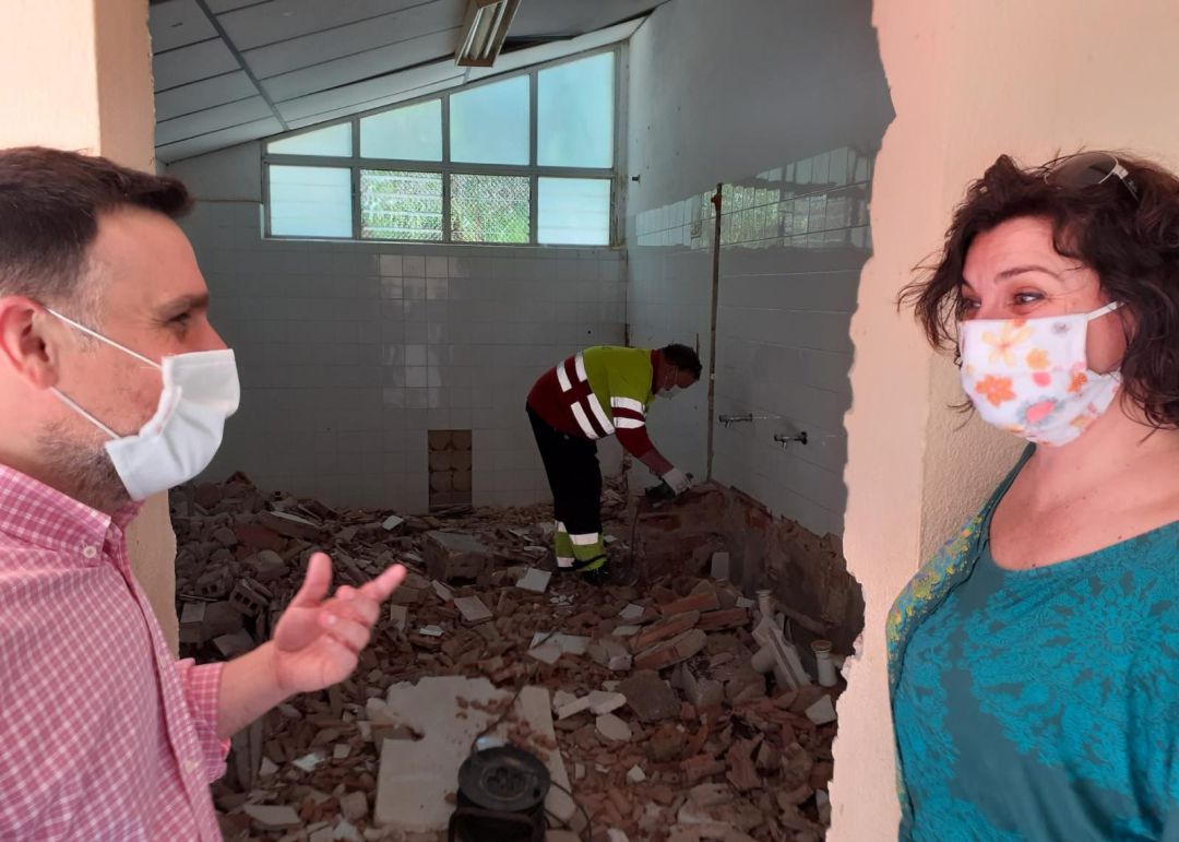 El Regidor d'educació, Óscar Borrell, junt a la directora del Lluís Vives El Regidor d'educació, Óscar Borrell, junt a la directora del Lluís Vives