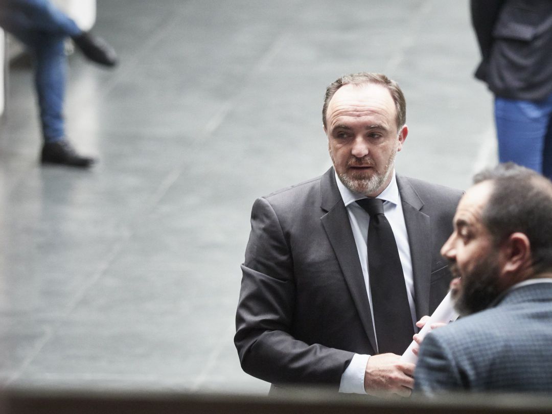 El portavozde Navarra Suma Javier Esparza(i), y el portavoz del PSN, Ramón Alzórriz, en el Parlamento de Navarra antes de asistir a una sesión plenaria durante el estado de alarma por el coronavirus. El portavozde Navarra Suma Javier Esparza(i), y el portavoz del PSN, Ramón Alzórriz, en el Parlamento de Navarra antes de asistir a una sesión plenaria durante el estado de alarma por el coronavirus.