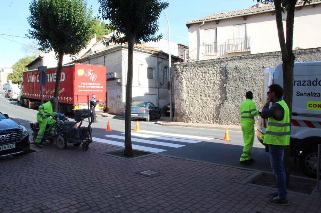 Imagen de archivo de trabajos de pintura vial para los que ahora el Ayuntamiento de Cuéllar contratará a un operario Imagen de archivo de trabajos de pintura vial para los que ahora el Ayuntamiento de Cuéllar contratará a un operario