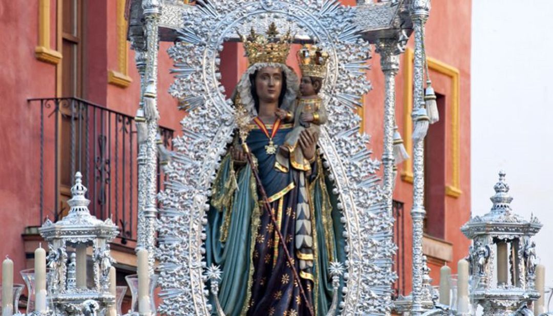 Imagen de archivo de la Hiniesta Gloriosa durante su salida procesional Imagen de archivo de la Hiniesta Gloriosa durante su salida procesional