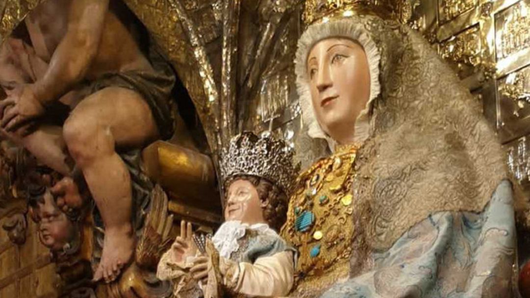 La Virgen de los Reyes en su altar mayor de la Capilla Real de la Catedral La Virgen de los Reyes en su altar mayor de la Capilla Real de la Catedral