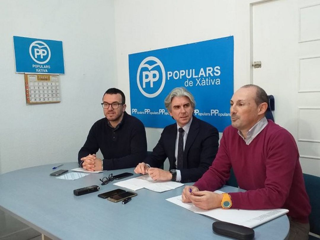 Eduardo Llopis, primero por la derecha. Eduardo Llopis, primero por la derecha.