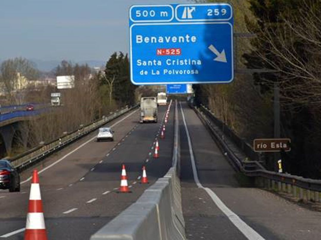 Carril de la A-6 por el que está desviado el tráfico Carril de la A-6 por el que está desviado el tráfico