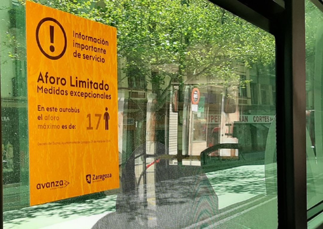 Cartel indicando el aforo limitado en un autobús urbano de Zaragoza como medida excepcional durante el estado de alarma Cartel indicando el aforo limitado en un autobús urbano de Zaragoza como medida excepcional durante el estado de alarma