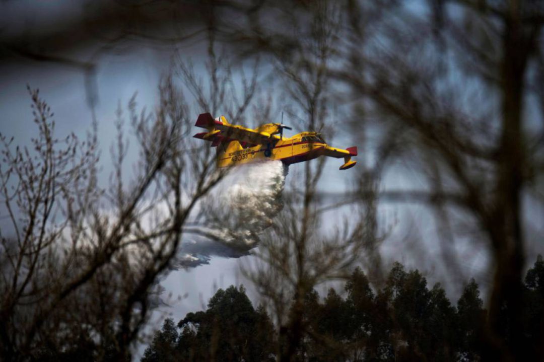 Un hidroavión del Gobierno de España trabaja en la extinción del incendio intencionado en Ramales de la Victoria. Un hidroavión del Gobierno de España trabaja en la extinción del incendio intencionado en Ramales de la Victoria.
