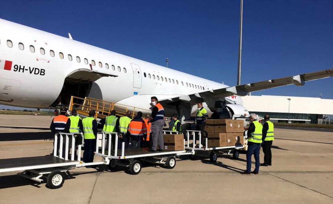 Descarga de material de uno de los aviones del corredor sanitario Descarga de material de uno de los aviones del corredor sanitario
