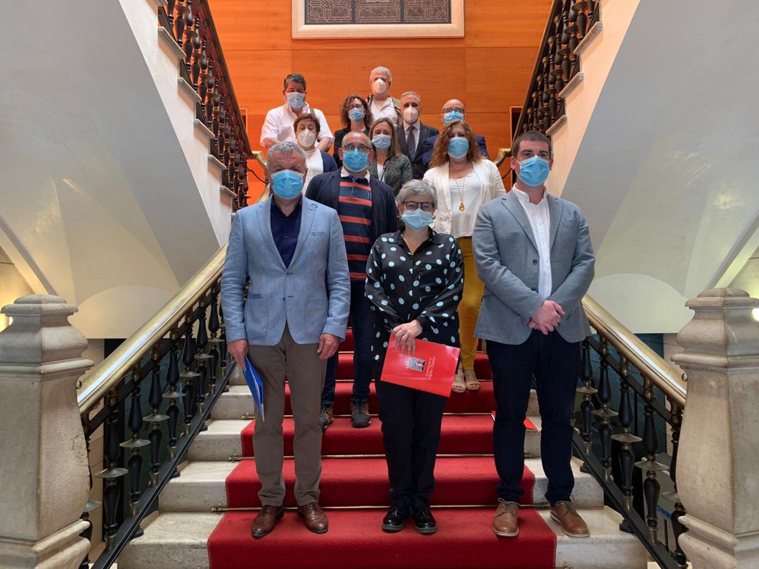 Foto de familia de los firmantes del acuerdo. Foto de familia de los firmantes del acuerdo.