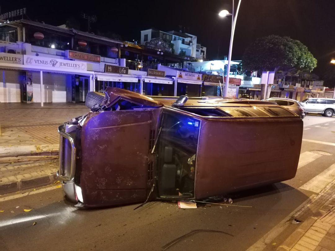 El vehículo volcado en la Avenida de las Playas de Puerto del Carmen. El vehículo volcado en la Avenida de las Playas de Puerto del Carmen.