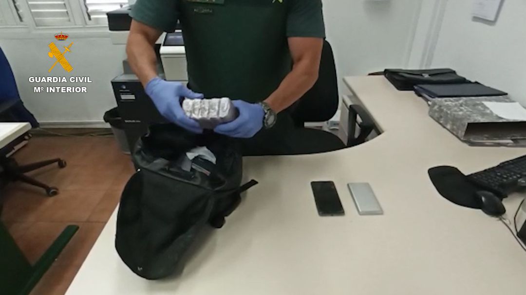 Parte de la droga interceptada en un bolso de uno de los detenidos en Órzola. Parte de la droga interceptada en un bolso de uno de los detenidos en Órzola.