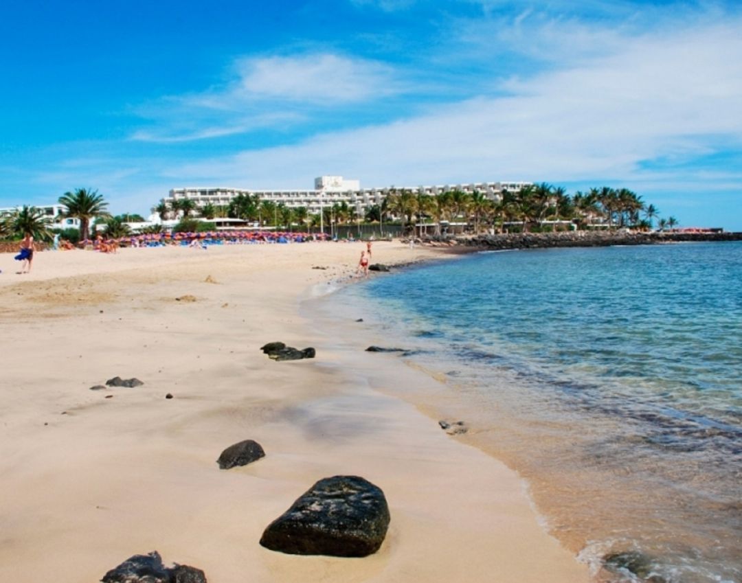 Playa de Las Cucharas, en Costa Teguise. Playa de Las Cucharas, en Costa Teguise.