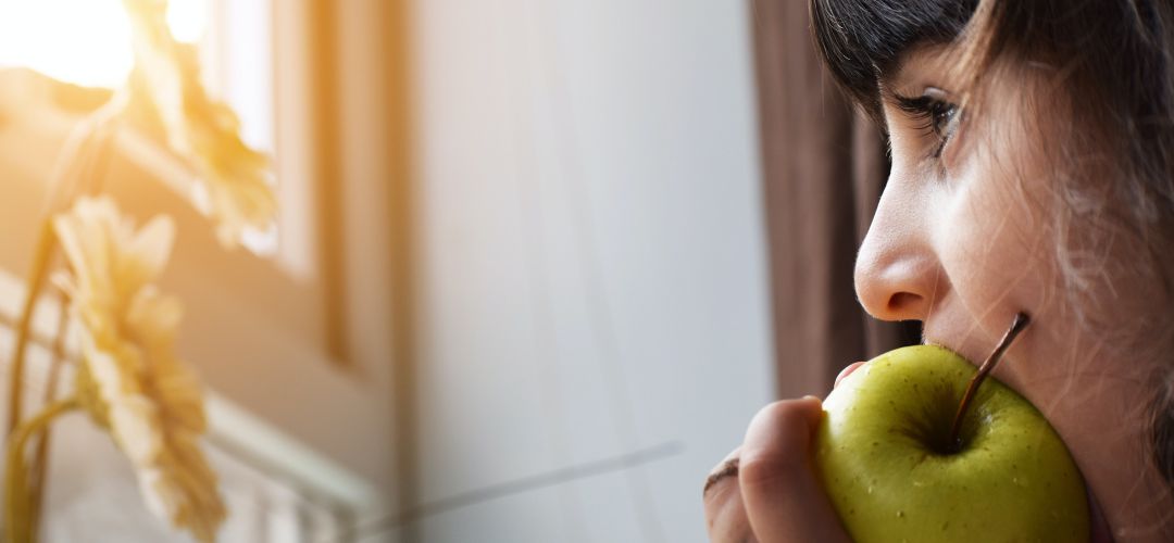 Mujer muerde una manzana Mujer muerde una manzana