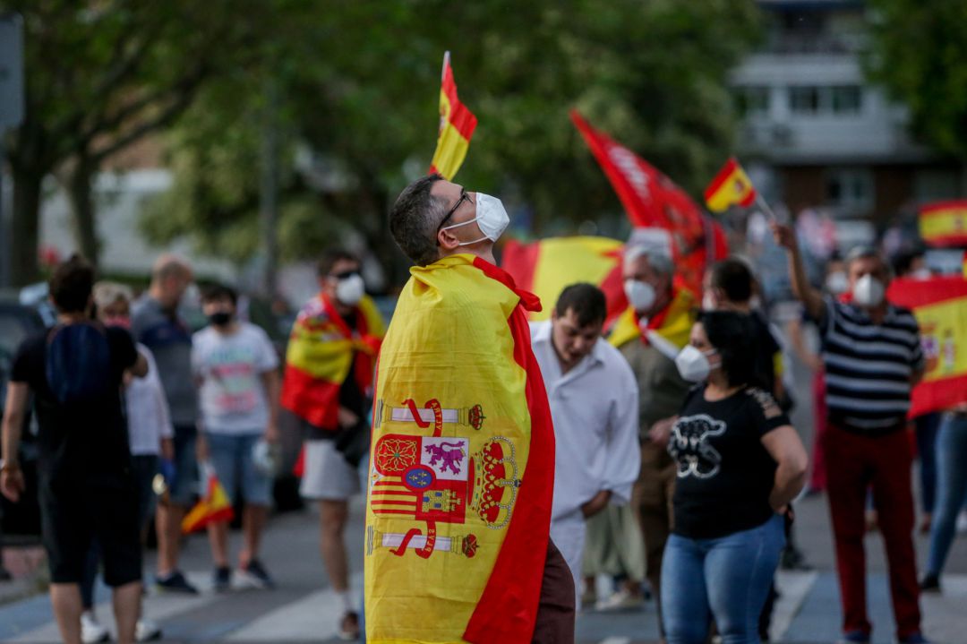 Manifestante en Alcorcón durante la cacerolada Manifestante en Alcorcón durante la cacerolada