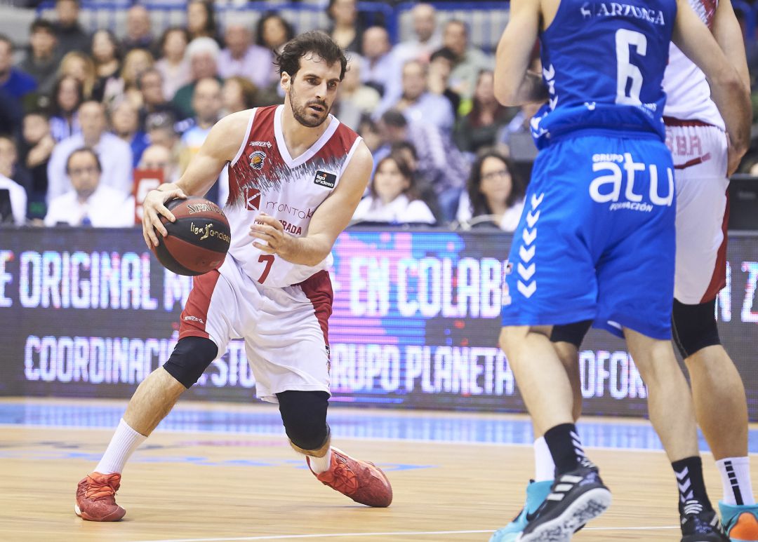 Tomás Bellas maneja el balón durante un partido de esta temporada. Tomás Bellas maneja el balón durante un partido de esta temporada.