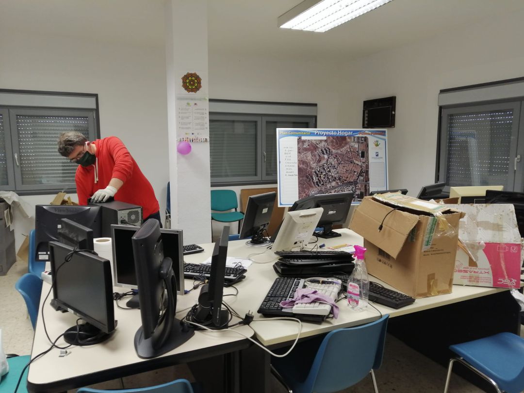 Un voluntario repara un ordenador que han donado Un voluntario repara un ordenador que han donado