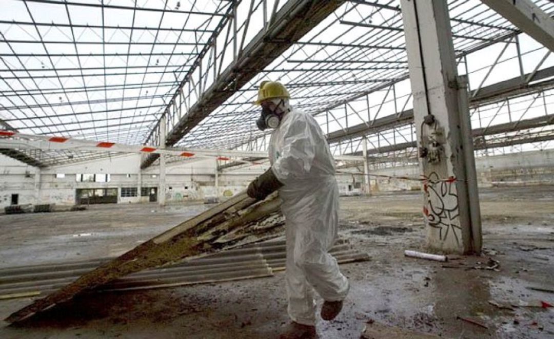 Un operario retira amianto Un operario retira amianto