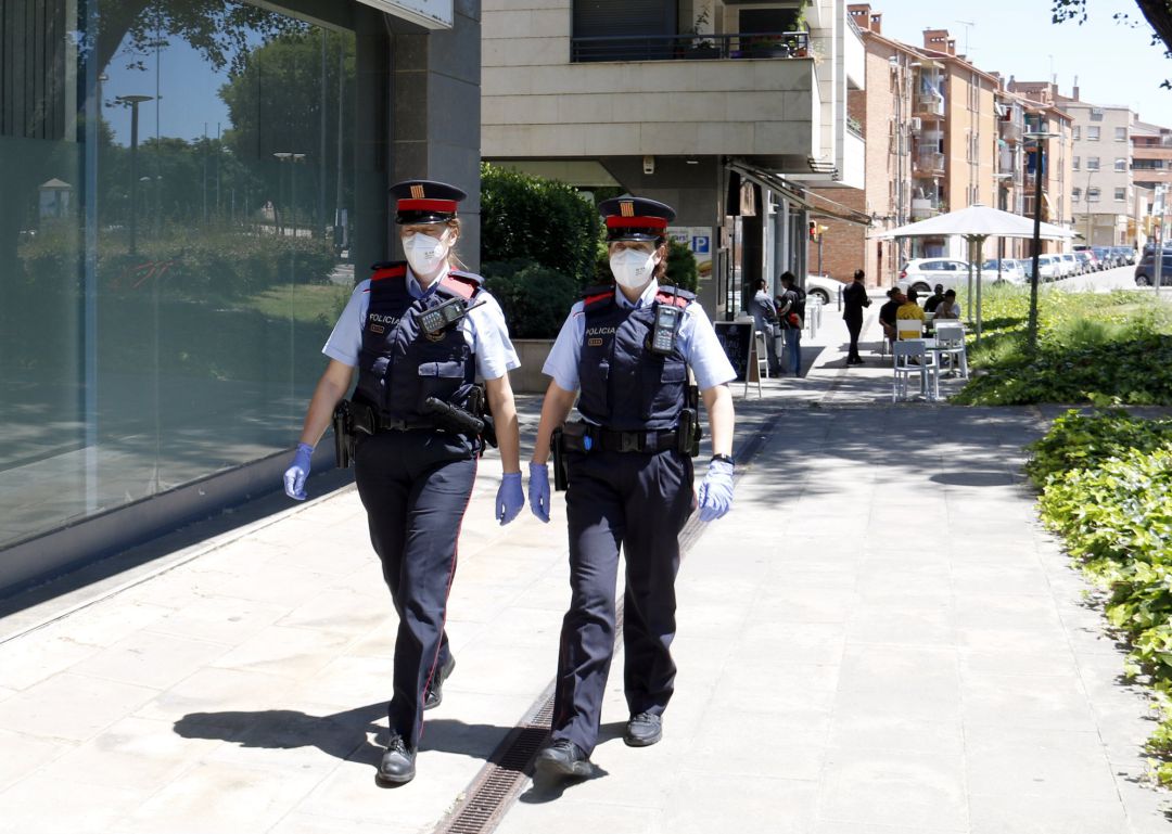 Una parella d'agents dels Mossos d'Esquadra fan patrullatge pels carrers de Lleida. Una parella d'agents dels Mossos d'Esquadra fan patrullatge pels carrers de Lleida.