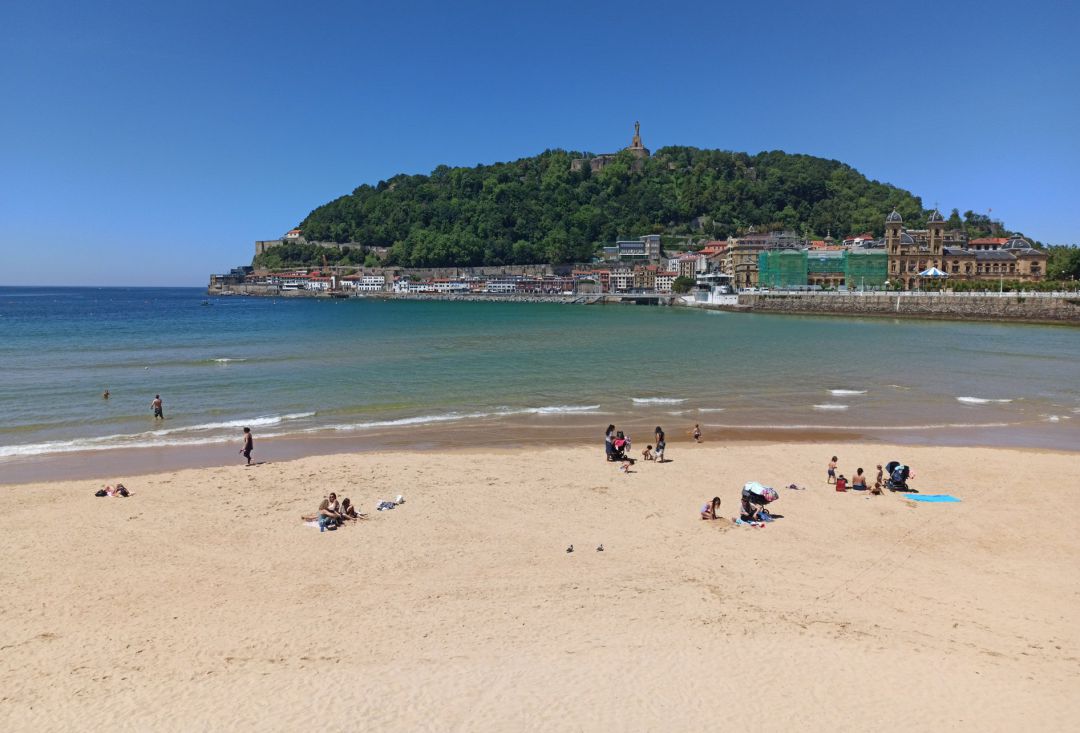 Playa de La Concha en San Sebastián durante la desescalada. Playa de La Concha en San Sebastián durante la desescalada.