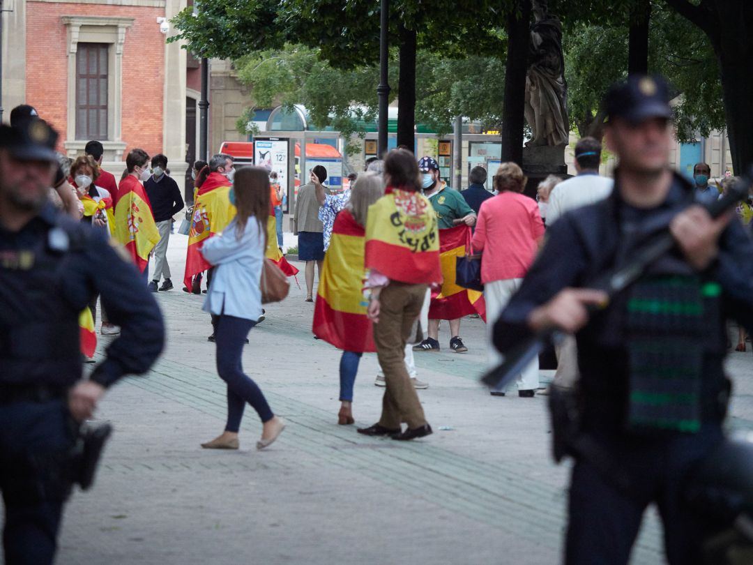 Varias personas protestan con banderas de España durante la manifestación en contra de la gestión del Gobierno de España durante la pandemia de coronavirus COVID19 celebrada en la puerta de la sede del PSOE en Pamplona Varias personas protestan con banderas de España durante la manifestación en contra de la gestión del Gobierno de España durante la pandemia de coronavirus COVID19 celebrada en la puerta de la sede del PSOE en Pamplona