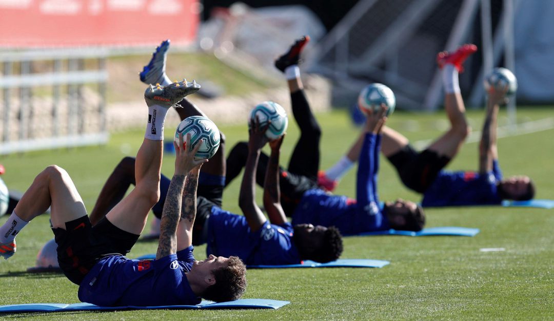 Los jugadores del Atlético de Madrid, en el entrenamiento de este viernes en Majadahonda. Los jugadores del Atlético de Madrid, en el entrenamiento de este viernes en Majadahonda.