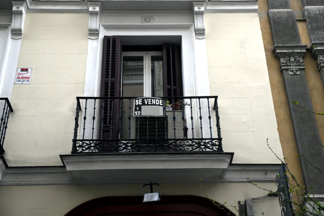 Cartel colgado en un edificio que indica que el inmueble está en venta. Cartel colgado en un edificio que indica que el inmueble está en venta.