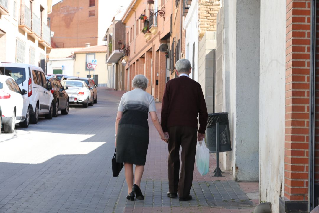 Una pareja anda por una calle del pueblo madrileño de Algete. Una pareja anda por una calle del pueblo madrileño de Algete.