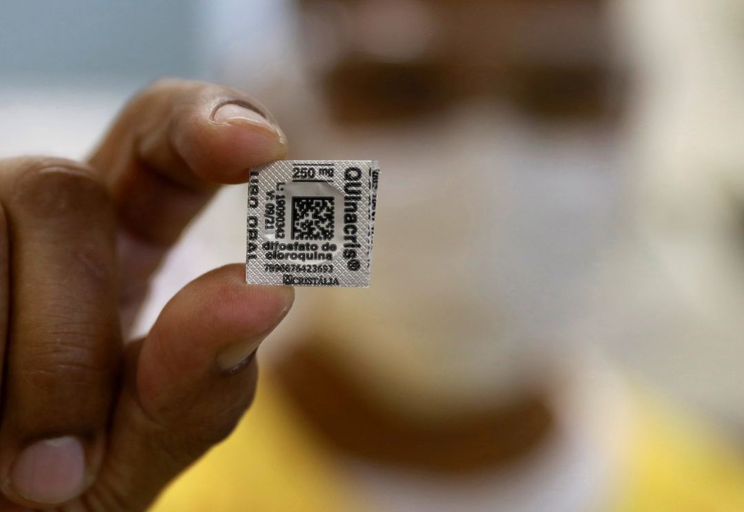 Una enfermera en la ciudad brasileña de Porto Alegre sostiene una pastilla de hidroxicloroquina. El gobierno de Brasil ha apilado reservas de este tratamiento, del que no se ha constatado ninguna eficacia ante la covid-19 Una enfermera en la ciudad brasileña de Porto Alegre sostiene una pastilla de hidroxicloroquina. El gobierno de Brasil ha apilado reservas de este tratamiento, del que no se ha constatado ninguna eficacia ante la covid-19