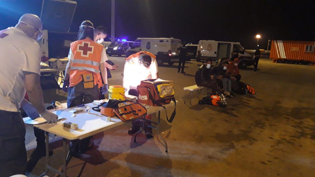 Voluntarios de Cruz Roja prestando asistencia a los inmigrantes que han llegado en patera al Puerto de Alicante Voluntarios de Cruz Roja prestando asistencia a los inmigrantes que han llegado en patera al Puerto de Alicante